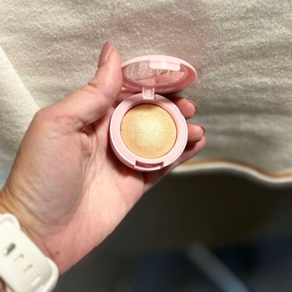 New ESTATE Cosmetics "Dew Me" Baked Highlight Powder "Byeee" with Full 0.11 oz - Picture 2 of 4